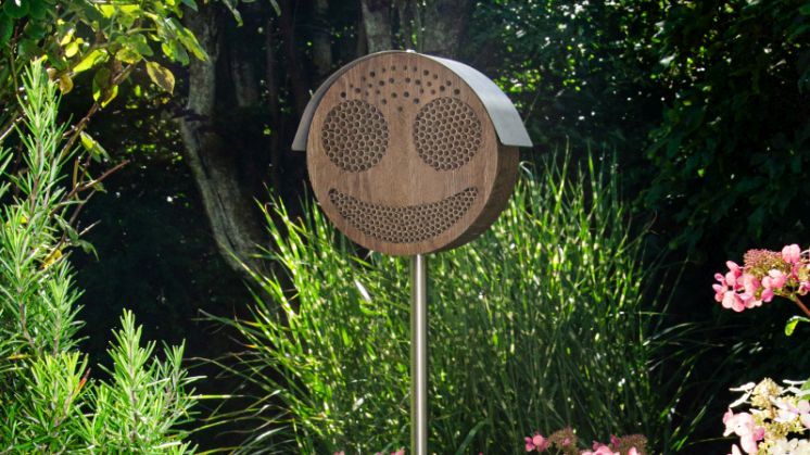 Bienenhotel CASA smiley - ein Designobjekt, das Lebensraum schafft und gleichzeitig ein Lächeln schenkt. Bild: uccellino.