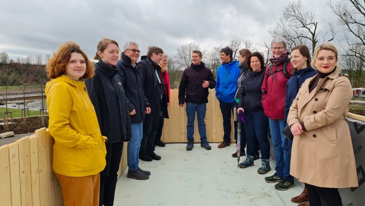 Der Arbeitskreis Umwelt der grünen Landtagsfraktion zu Besuch in Wangen. Petra Krebs (4. von rechts) mit ihren Kollegen und LGS-Geschäftsführer Karl-Eugen Ebertshäuser (3. von links), in der Mitte Kai Ruedel vom Regierungspräsidium Tübingen. Bild: © Landesgartenschau Wangen/Tarja Prüss.