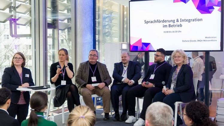 Beim 1. Fachkräftekongress in Berlin beim Thema Sprachförderung und Integration auf dem Podium. Bild: BMAS/Thomas Rafalzyk.