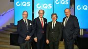 Dr. Alexander Hinrichs, QS-Geschäftsführer (2. v. l.), feierte das 25-jährige Bestehen des QS-Systems im Kunstmuseum Bonn gemeinsam mit den Gratulanten Markus Mosa, Vorsitzender der QS-Gesellschafterversammlung und Vorstandsvorsitzender der EDEKA ZENTRALE Handels Stiftung (2. v. r.), Joachim Rukwied, Präsident des Deutschen Bauernverbandes (r.), Dr. Tewes Tralau, Vizepräsident des Bundesinstituts für Risikobewertung (l.), sowie rund 200 Gästen aus Landwirtschaft, Ernährungswirtschaft, Handel, Wissenschaft und Politik. Bild: QS Qualität und Sicherheit GmbH / www.q-s.de.