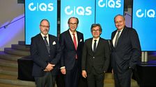 Dr. Alexander Hinrichs, QS-Geschäftsführer (2. v. l.), feierte das 25-jährige Bestehen des QS-Systems im Kunstmuseum Bonn gemeinsam mit den Gratulanten Markus Mosa, Vorsitzender der QS-Gesellschafterversammlung und Vorstandsvorsitzender der EDEKA ZENTRALE Handels Stiftung (2. v. r.), Joachim Rukwied, Präsident des Deutschen Bauernverbandes (r.), Dr. Tewes Tralau, Vizepräsident des Bundesinstituts für Risikobewertung (l.), sowie rund 200 Gästen aus Landwirtschaft, Ernährungswirtschaft, Handel, Wissenschaft und Politik. Bild: QS Qualität und Sicherheit GmbH / www.q-s.de.