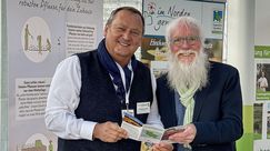 Gartenbotschafter John Langley (rechts) präsentiert Messegeschäftsführer Dr. Frank Schoppa zertifizierte Pflanzen „Im Norden gewachsen“- Geprüfte Qualität aus Schleswig-Holstein) Bild: Florum.sh, Tom Quandt. Gartenbotschafter John Langley (rechts) präsentiert Messegeschäftsführer Dr. Frank Schoppa zertifizierte Pflanzen „Im Norden gewachsen“- Geprüfte Qualität aus Schleswig-Holstein) Bild: Florum.sh, Tom Quandt.