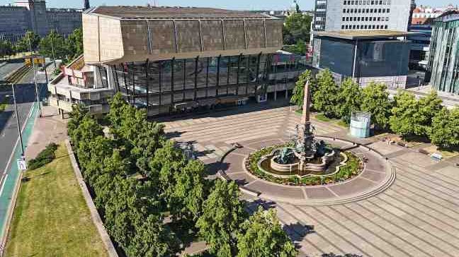 Vielfältiges Grün spielt sich beim berühmten Gewandhaus zu Leipzig nicht mehr nur auf dem Vorplatz ab, sondern auch auf 800 m² Dachfläche. Jedes Grün speichert wertvolles Regenwasser und mindert die städtische Hitzebelastung durch Verdunstung. Bild: © HEIDEL Garten- und Landschaftsbau.