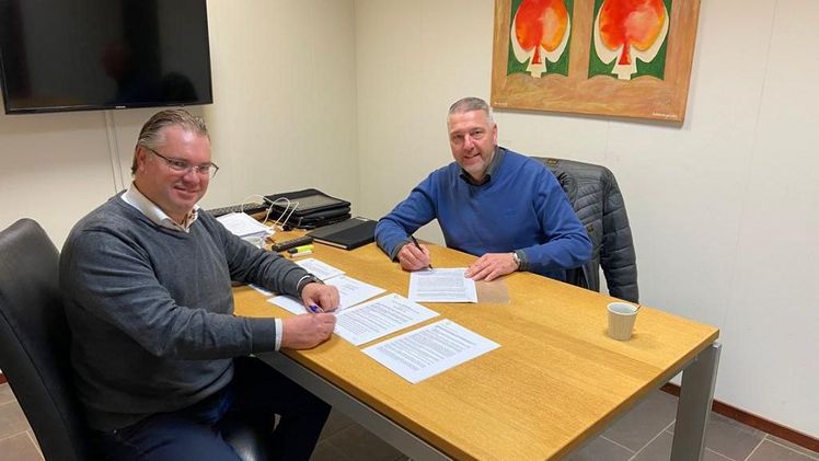 Rob van der Weele (rechts) und Jan van Ingen (links) bekräftigen die Zusammenarbeit mit einer Unterschrift. Bild: The Greenery.