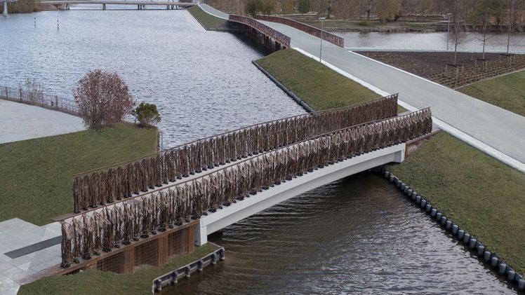 Die erste „Smart Circular Bridge“ mit einer Spannweite von 15 Metern wurde von einem interdisziplinären Konsortium aus 15 Partnern unter Führung der Technischen Universität Eindhoven realisiert. Bild: Floriade.
