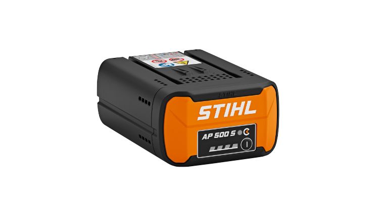 Der neue Akku AP 500 S ist der leistungsstärkste Akku aus dem STIHL AP-Akkusystem. Er besticht nicht nur durch seine hohen Energieinhalt, sondern vor allem durch die Verdoppelung der möglichen Ladezyklen und damit der deutlich höheren Lebensdauer im Vergleich zu herkömmlichen Li-Ionen-Akkus. Bild: STIHL.