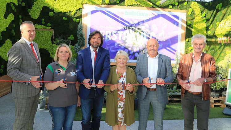 v.l.n.r.: Helmut Bayer, Filialleiterin Tanja Woschitz, bellaflora Geschäftsführer Mag. Franz Koll, Klara Liszt, Georg Rosner, und Robert Polzer. Bild: bellaflora/Peter Hautzinger - APA OTS. 