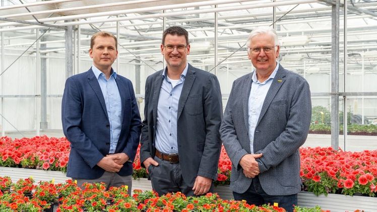 Der neue Floragard Key-Accounter Juri Dozlow mit Vertriebsleiter Dietmar Pundt und dem scheidenden Martin Dieckmann. (von links nach rechts). Bild: Floragard. 