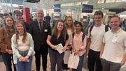 BHGL-Messerundgang zum Karriereeinstieg auf der GaLaBau 2026 mit BHGL-Präsident Marc-Guido Megies und BHGL-Vorstand Dr. Maren Stollberg(Bildmitte): Frau Dr. Stollberg führte die sieben Studierenden aus fünf Hochschulen zu sechs verschiedenen Firmen und zum GaLaBauCamp, das BGL-Bildungsreferent Marian Grabowski präsentierte. Bild: BHGL.