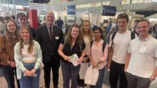 BHGL-Messerundgang zum Karriereeinstieg auf der GaLaBau 2026 mit BHGL-Präsident Marc-Guido Megies und BHGL-Vorstand Dr. Maren Stollberg(Bildmitte): Frau Dr. Stollberg führte die sieben Studierenden aus fünf Hochschulen zu sechs verschiedenen Firmen und zum GaLaBauCamp, das BGL-Bildungsreferent Marian Grabowski präsentierte. Bild: BHGL.