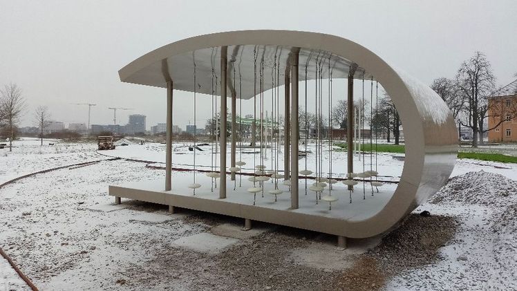 Der frisch montierte „Saitendschungel“ wird ein Spielgerät auf dem Musikspielplatz auf der Bundesgartenschau Mannheim 2023. Bild: BUGA Mannheim 2023.