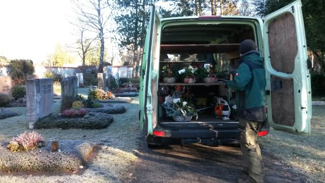 Friedhofsgärtner bei der Lieferung von Grabgestecken vor den Totengedenktagen. Bild: TBF.