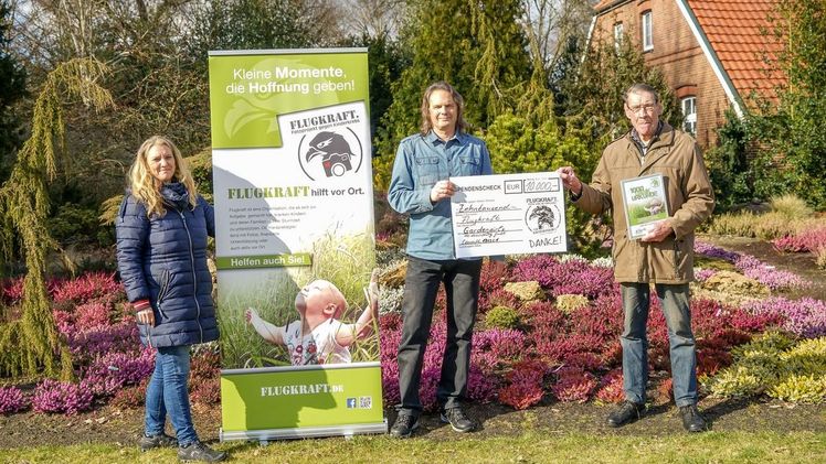 Spendenübergabe durch Kurt Kramer, Gründer der Gardengirls, und Detlef Twiest, Lzenzverwaltung, an Claudia Kuhlmann, Geschäftsführerin von Flugkraft. Bild: Gardengirls.