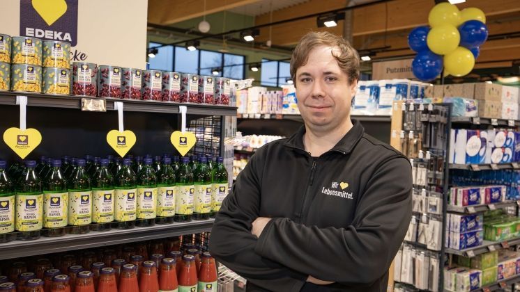 Sebastian Dörfel freut sich über die Auszeichnung. Bild: Christian Meier / EDEKA Minden-Hannover.