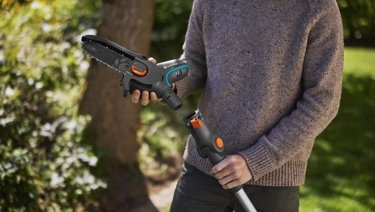Das GARDENA Combi-Tool vereint Heckenschneiden und Baumpflege in einem Gartengerät mit austauschbaren Aufsätzen für die ganzjährige Gartenpflege. Bild: © GARDENA. 