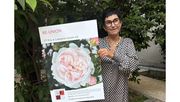 Rosa Eskelund nahm den Preis für die Bodendeckersorte Re-union Rose Plant’n’Relax® entgegen. Bild: Roses Forever. 