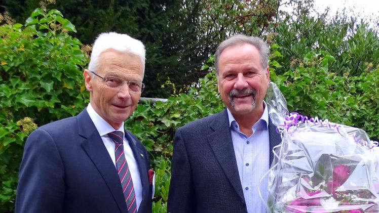 Die Goldene ZVG-Ehrennadel überreichte ZVG-Vizepräsident Hartmut Weimann (l.) Gerhard Friedrich in Anerkennung seiner 25jährigen ehrenamtlichen Tätigkeit für die Azerca. Bild: Banse.