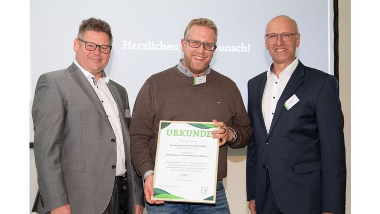 Wurde von VGL NRW-Präsident Josef Mennigmann (r.) und Vizepräsident Frank Linneweber (l.) mit dem Ausbildungspreis der Landschaftsgärtner NRW 2022 ausgezeichnet: Terwiege Garten- und Landschaftsbau GmbH. Bild: VGL NRW.