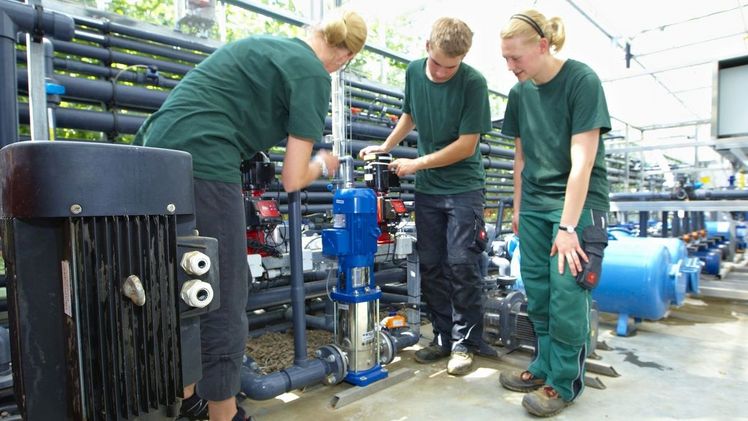 Beruf im Wandel der Zeit: Heute nutzen Gärtner:innen hochmoderne Mess-, Regel- und Steuertechnik für ihre Arbeit. Bild: GMH. Beruf im Wandel der Zeit: Heute nutzen Gärtner:innen hochmoderne Mess-, Regel- und Steuertechnik für ihre Arbeit. Bild: GMH.