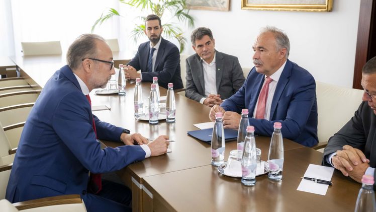 Ungarns Landwirtschaftsminister und derzeitiger EU-Ratsvorsitzender für Landwirtschaft und Fischerei, Dr. István Nagy (r) nimmt den Offenen Brief von Gunther Weiss (l), Bereichsverantwortlicher Qualitätsmanagement, Alnatura GmbH entgegen. Bild: © Csaba Pelsőczy.