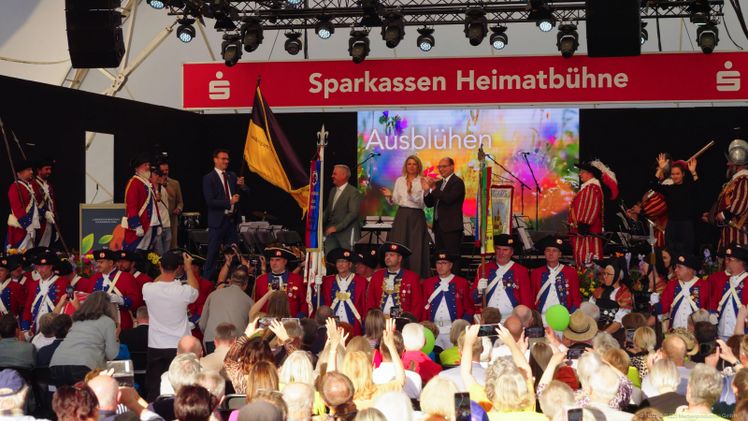 Fahnenübergabe an Rottweil auf der Sparkassen Heimatbühne am letzten Tag der Landesgartenschau Ellwangen. Foto: Fuzzi&Fuzzi Medienproduktion.