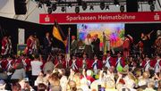 Fahnenübergabe an Rottweil auf der Sparkassen Heimatbühne am letzten Tag der Landesgartenschau Ellwangen. Foto: Fuzzi&Fuzzi Medienproduktion.