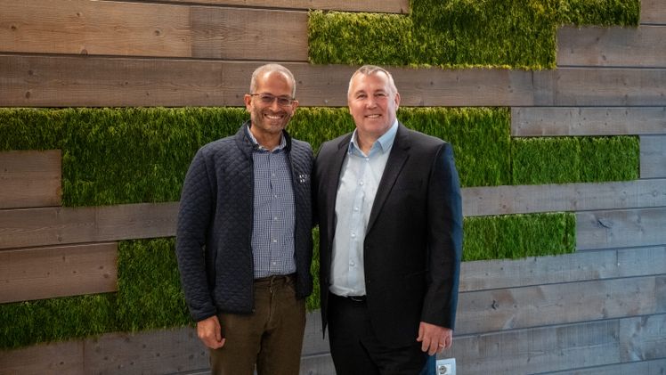 V.l.n.r.: Krishna Rangasayee, Gründer und CEO von SiMa.ai und Sean Robinson, CEO von STIGA. Bild: © STIGA GmbH.