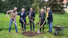 Tatkräftige Unterstützung bei der Pflanzung des Baumes des Jahres 2026 erhielt Forstminister Norbert Totschnig von den Schülerinnen und Schülern der HBLFA Gartenbau in Wien (v.l.n.r.) mit Institutsleiter Daniel Rohrauer, BFW-Direktor Peter Mayer, Forstwirtschaft und Regionen Sektionschefin Elfriede Moser und Gerhard Heilingbrunner vom Kuratorium Wald. Bild: BMLUK, © Rene Hemerka.