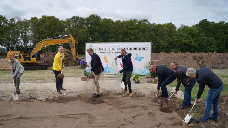 Spatenstich in großer Runde für das 6. Ostmann Gartencenter. Bild: GABOT.