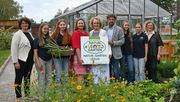 v.l.n.r.: Fachlehrerin Anneliese Marchsteiner, Schülerin Kathrin Murth, Schülerin Victoria Böhm, Direktorin Michaela Bauer-Windischhofer, Bildungslandesrätin Christiane Teschl-Hofmeister, „Natur im Garten“ Geschäftsführer Matthias Wobornik, Schülerin Eveline Czech, Schülerin Nadina Edlinger und Fachlehrerin Maria Hahn. Bild: © Jürgen Mück.