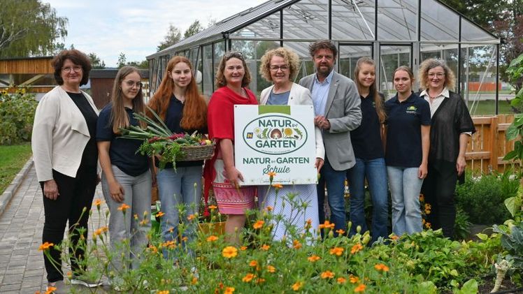 v.l.n.r.: Fachlehrerin Anneliese Marchsteiner, Schülerin Kathrin Murth, Schülerin Victoria Böhm, Direktorin Michaela Bauer-Windischhofer, Bildungslandesrätin Christiane Teschl-Hofmeister, „Natur im Garten“ Geschäftsführer Matthias Wobornik, Schülerin Eveline Czech, Schülerin Nadina Edlinger und Fachlehrerin Maria Hahn. Bild: © Jürgen Mück.