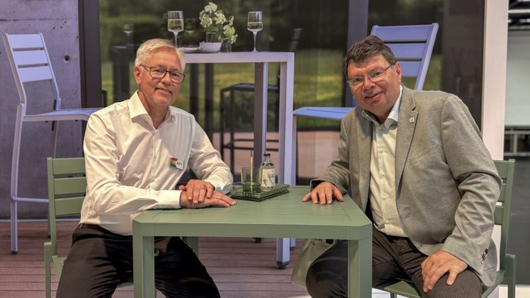 V.l.: Der Geschäftsführer der KETTLER Home&Garden GmbH, Christian Dehn und der Geschäftsführer der IGA 2027 Ruhrgebiet gGmbH Horst Fischer. Bild: KETTLER Home&Garden.