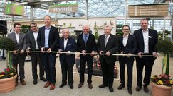 Bandschnitt (v.l.n.r.): Thomas Martin (Regionsleitung), Bernhard Hönig (Chief Operating Officer), Frank Böing (Chief Sales Officer), Albert Weber (Senior-Chef Dehner), Heinz Konrad (Vermieter), Herbert Osterbauer (Bürgermeister Neunkirchen), Thomas Frewein (Expansion Österreich) und Michael Hofer (Marktleitung). Bild: Katharina Fröschl-Roßboth.