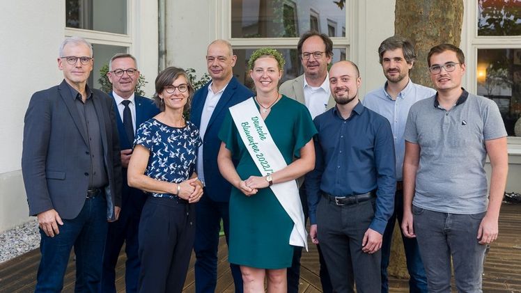 Die Referenten der öffentlichen Mitgliederversammlung zeigten die unterschiedlichen Facetten der KI-Thematik auf. (v.l.) Dr. Holger Schmidt, ZVG-Präsident Jürgen Mertz, Prof. Jana Zinkernagel, Jörg Hernando Gotthardt, Deutsche Blumenfee 2022/23 Regina Haindl, Stefan Obser, Marc Schubhan, Dr. Klaus Müller und Florian Haselbeck. Foto: ZVG/ Rafalzyk.