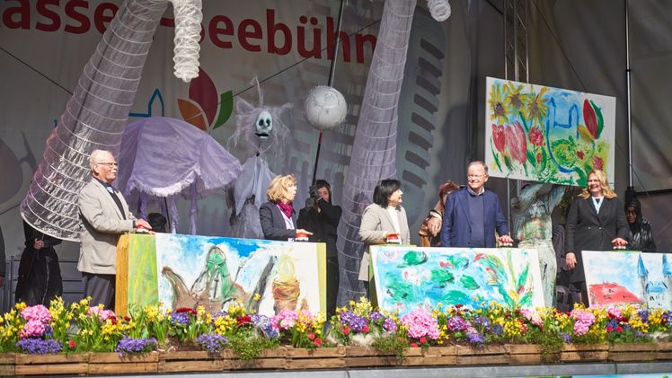 (vlnr) Siegfried Dann (FLN), Bürgermeisterin Franziska Schwarz, Landrätin Astrid Klinkert-Kittel, Ministerpräsident Stephan Weil und LAGA-Geschäftsführerin Ursula Hobbie eröffnen per Buzzer die LAGA. Bild: LAGA Bad Gandersheim.