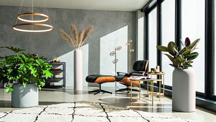 HAVALO, die Luxury-Linie von LECHUZA, erhält die Auszeichnung „ICONIC AWARDS 2022: Innovative Interior“ und zählt damit zu den innovativsten Produkten der Einrichtungsbranche. (LECHUZA HAVALO Vase in seashell nude, 30 in moon grey und 60 in seashell nude). Bild: LECHUZA.