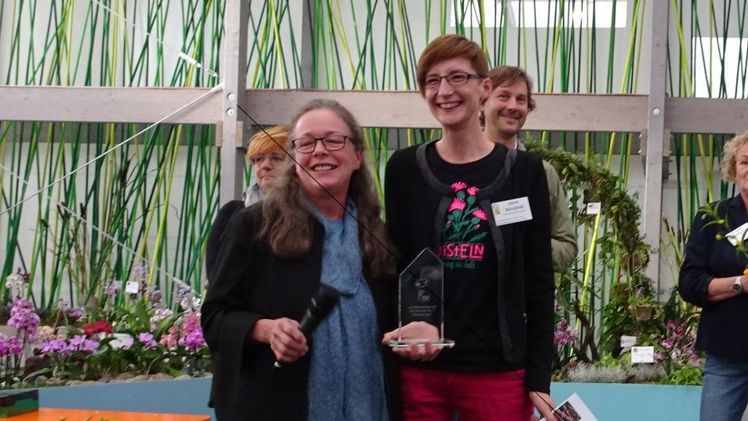 Der Fachverband Deutscher Floristen zeichnete Laura Steinfeld, Gärtnerei Richter in Klötze, mit dem Ehrenpreis für die punktbeste Arbeit aus. 