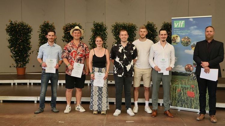 v.l.n.r.: Peter Wiersberg, Ludwig Pott, Carolina Hoff, Jan Fahrenhorst, Philip Artmann, Tobias Umbreit, rechts stellvertretender Vorsitzender des vlf-NRW Jens Wiedenfeld. Bild: LWK NRW. v.l.n.r.: Peter Wiersberg, Ludwig Pott, Carolina Hoff, Jan Fahrenhorst, Philip Artmann, Tobias Umbreit, rechts stellvertretender Vorsitzender des vlf-NRW Jens Wiedenfeld. Bild: LWK NRW.