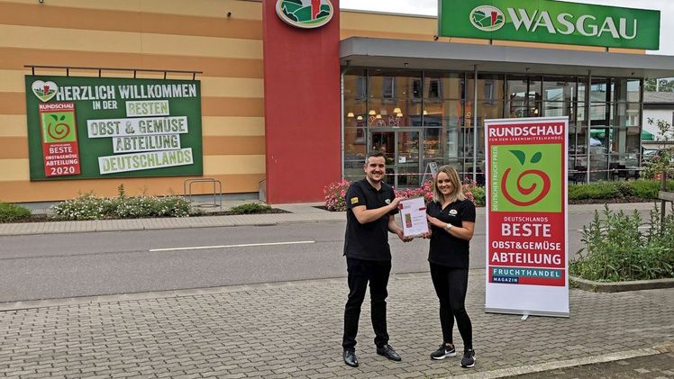 Björn Schwindt, Marktleiter WASGAU Niederwürzbach, und Kira Schuck, Abteilungsleiterin Obst & Gemüse WASGAU Niederwürzbach, mit dem „Deutschen Frucht Preis 2020“ Bild: WASGAU.