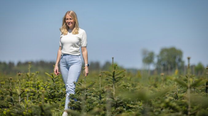 Saskia Blümel hat einen klassischen Weihnachtsbaumanbaubetrieb in ein modernes, lebendiges Familienunternehmen verwandelt. Bild: Maren Martens.