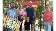 "Natur im Garten" Geschäftsführer Matthias Wobornik, Barbara Friess („Natur im Garten“ Partnerbetriebe), Martin Starkl mit Sohn Philipp und Anna Starkl. Bild: © "Natur im Garten".