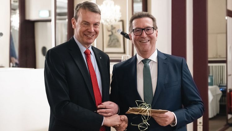 BGL-Präsident Lutze von Wurmb (li.) dankt Dr. Robert Kloos und verabschiedet ihn zum 1. März 2023 in den Ruhestand. Bild: Martin Rottenkolber/BGL.