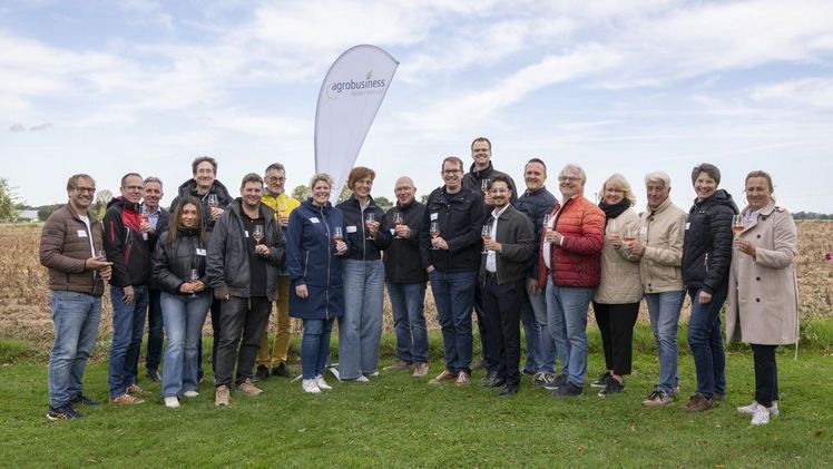 Gianluca Antoniazzi (links im Bild) erläuterte den Weinanbau am Niederrhein und lud die Gäste von Agrobusiness Niederrhein ein, seine Weine zu probieren. Bild: Agrobusiness Niederrhein.