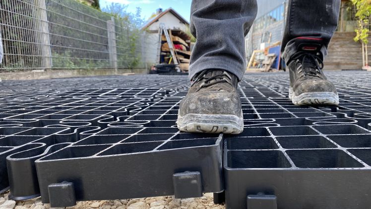 Schwabengitter verlegen. Bild: Schwabengitter.