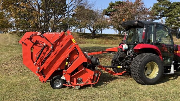 In Frühjahr und Herbst zeigt sie, was sie kann: Wiedenmanns Super ist eine Kehr- und Sammelmaschine zur Aufbereitung von Grünflächen, die zudem Vertikutieren und Schlegelmähen kann. Bild: Wiedenmann.