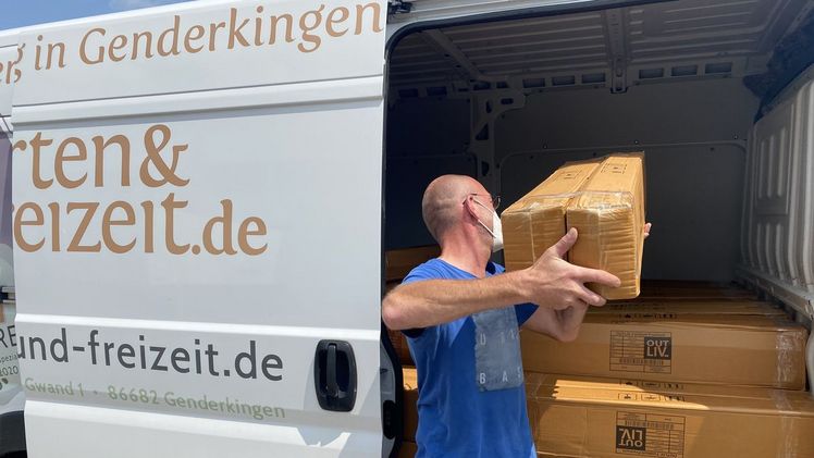 Das Unternehmen spendete bei der Hilfsaktion nicht nur die Feldbetten, sondern auch die für die Bereitstellung und die Logistikarbeiten nötige Arbeitszeit seiner Mitarbeiter. Bild: Raumschmiede.