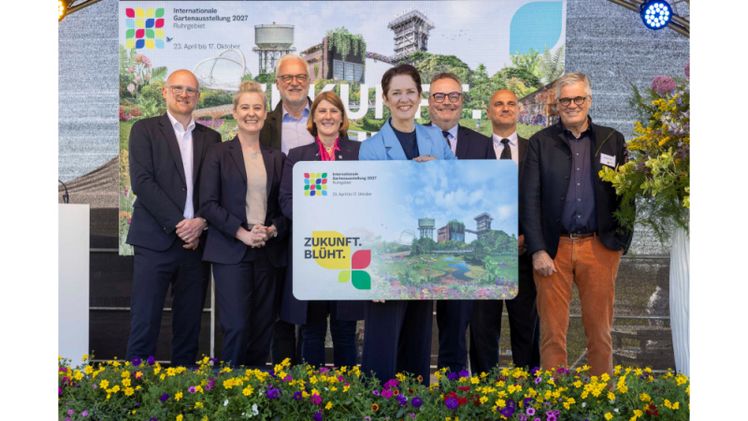 Freuen sich über die rabattierte IGA-Dauerkarte, die ab heute erhältlich ist (v.l.n.r.): Sören Link (Oberbürgermeister Duisburg), Andrea Henze (Oberbürgermeisterin Gelsenkirchen), Garrelt Duin (RVR-Regionaldirektor & Aufsichtsratsvorsitzender der IGA 2027 Ruhrgebiet gGmbH), Martina Förster-Teutenberg (Bürgermeisterin Lünen), Silke Gorißen (Ministerin für Landwirtschaft und Verbraucherschutz des Landes Nordrhein-Westfalen), Bodo Klimpel (Landrat Kreis Recklinghausen), Alexander Kalouti (Oberbürgermeister Dortmund), Hanspeter Faas (Sprecher der Geschäftsführung der IGA 2027 Ruhrgebiet gGmbH). Bild: © IGA2027/Kreklau.