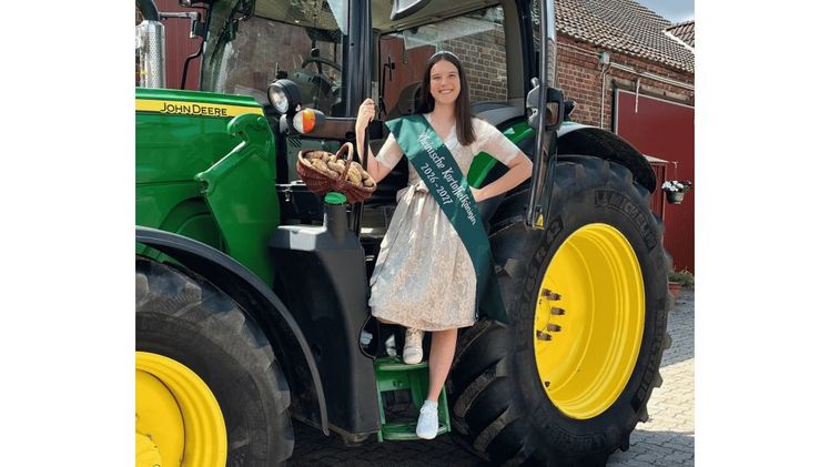 Marina Holland übernimmt das Amt der Rheinischen Kartoffelkönigin. Bild: RLV.