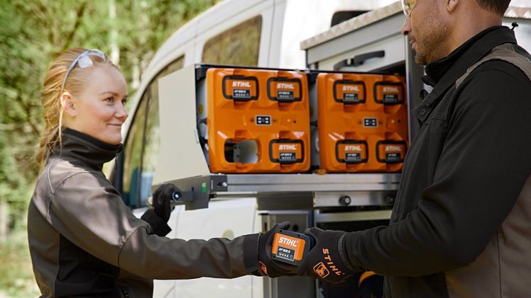 Die mobile Transport- und Lade-Box ist mit STIHL AL 301-4 Ladegeräten ausgestattet und ermöglicht auch am Einsatzort das sequentielle Laden von Akku-Packs und rückentragbaren Akkus aus dem STIHL AP System. Bild: STIHL.