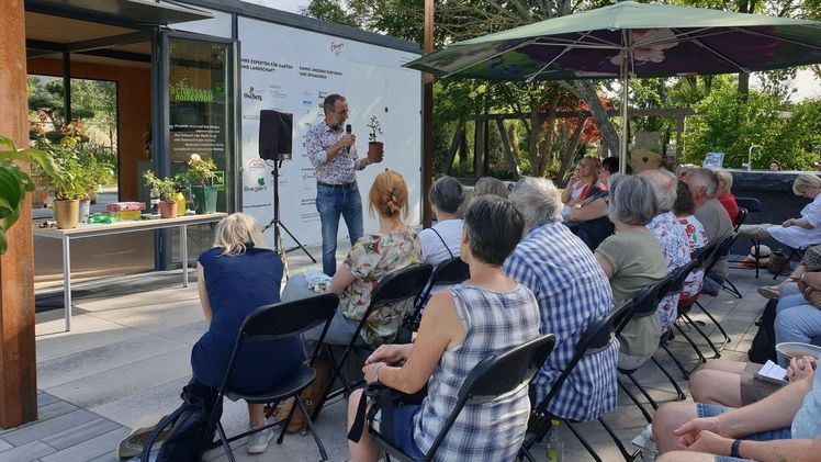 Volker Kugel erzähle am Dienstagabend am Treffpunkt Grün den Besuchern Gartenschau was bei der Pflege und Auswahl von Rosen wichtig ist. Bild: VGL BW.